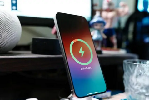萧山苹果15换屏服务分享用什么充电器给iPhone15充电更好 